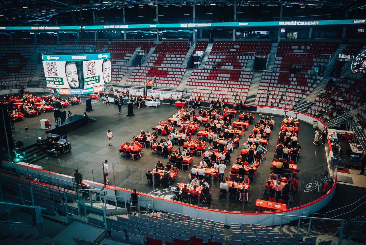 Volle Arena mit Fans